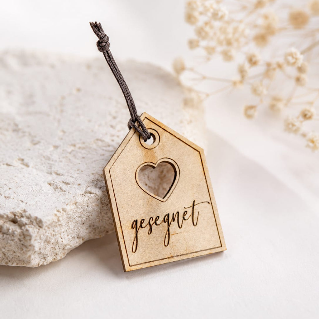 Geschenkanhänger „gesegnet“ aus Holz
